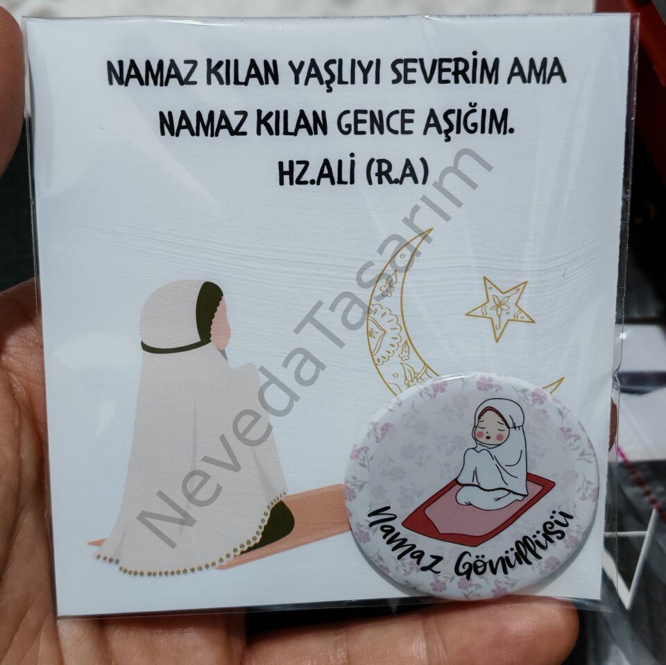 Namaz Kılıyorum-Kız Rozet 44 mm - Kartlı