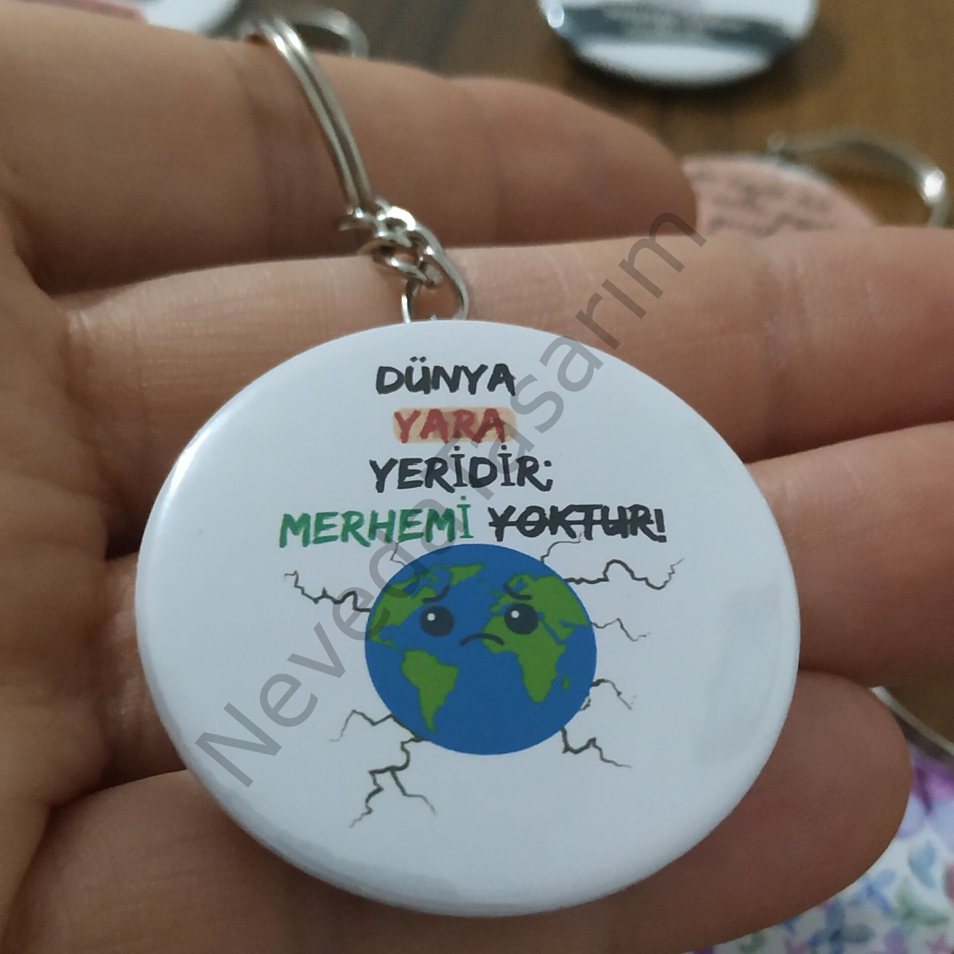 Dünya Yara Yeridir - Anahtarlık