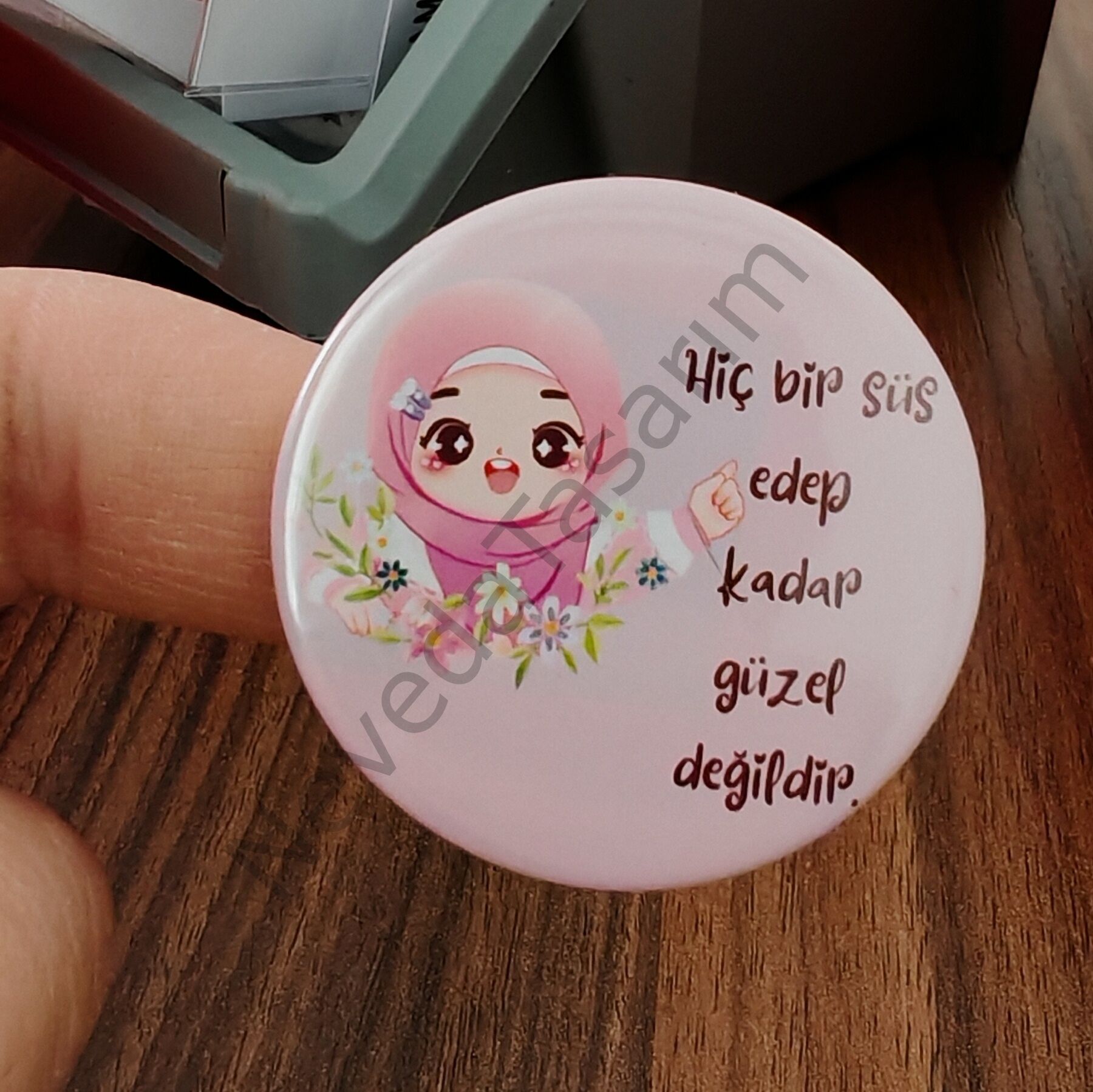 Hiç bir süs edep kadar güzel değildir - Rozet