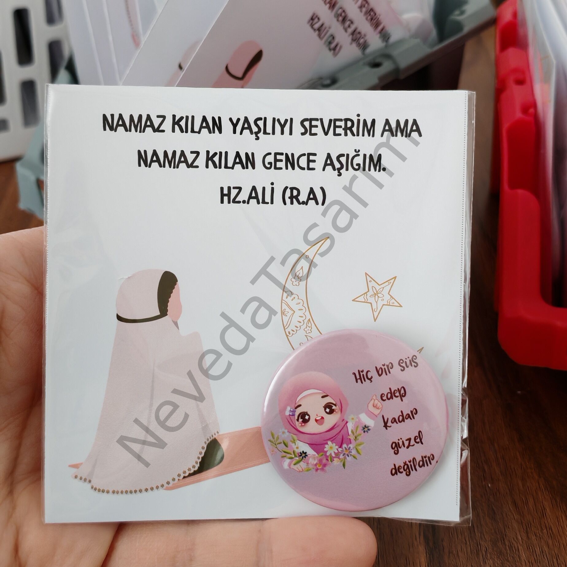 Hiç bir süs edep kadar güzel değildir - Rozet 44 mm - Kartlı