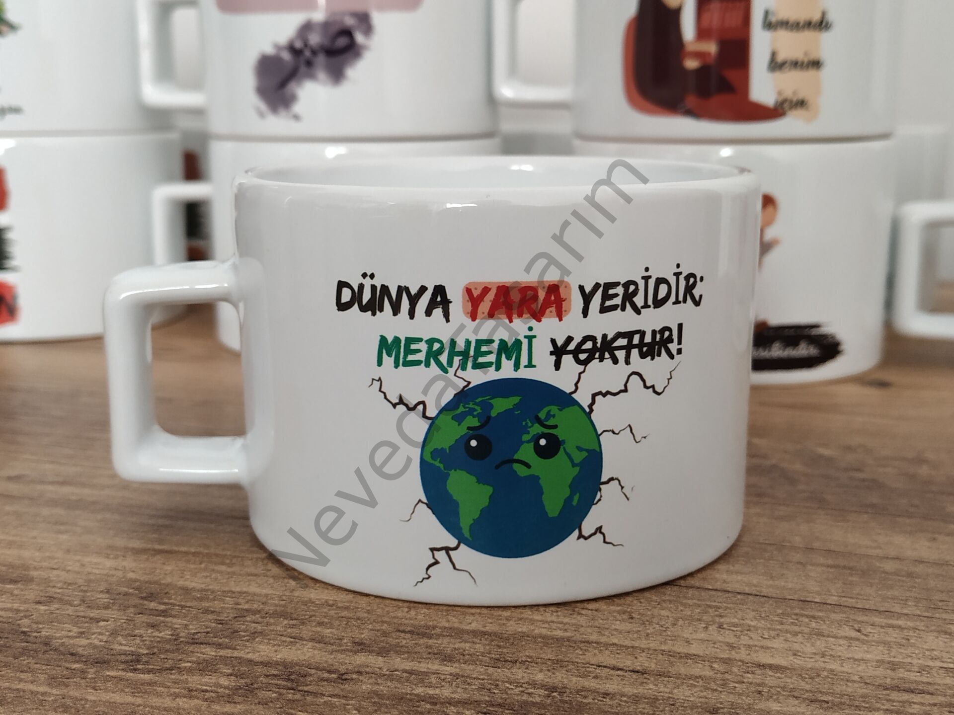 Dünya Yara Yeridir Merhemi Yoktur - Kupa