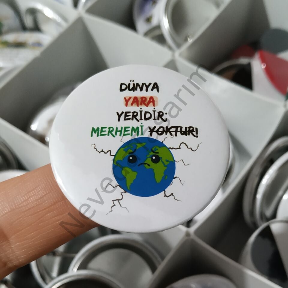 Dünya Yara Yeridir - Rozet