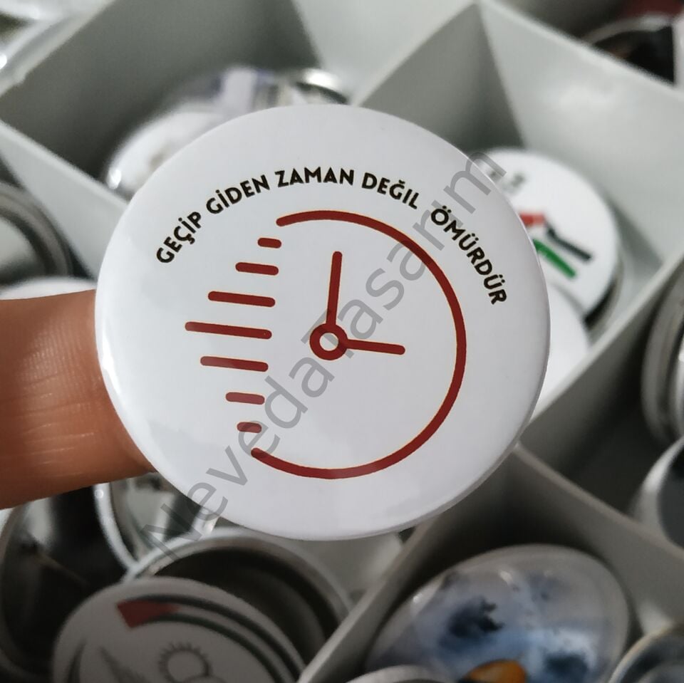 Geçip Giden Zaman Değil Ömürdür - Rozet