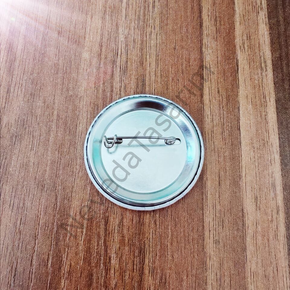 Geçip Giden Zaman Değil Ömürdür - Rozet