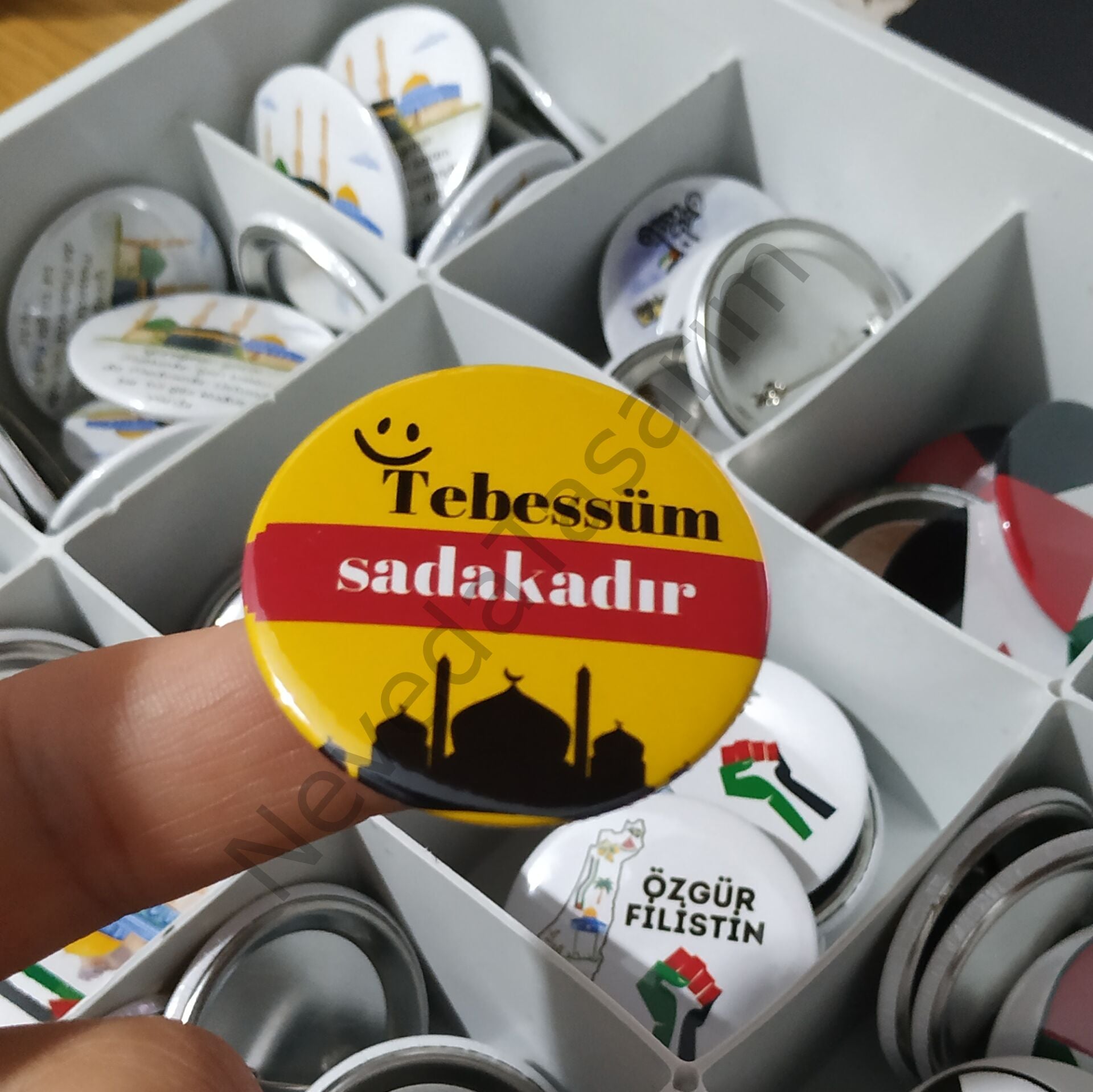 Tebessüm Sadakadır - Rozet