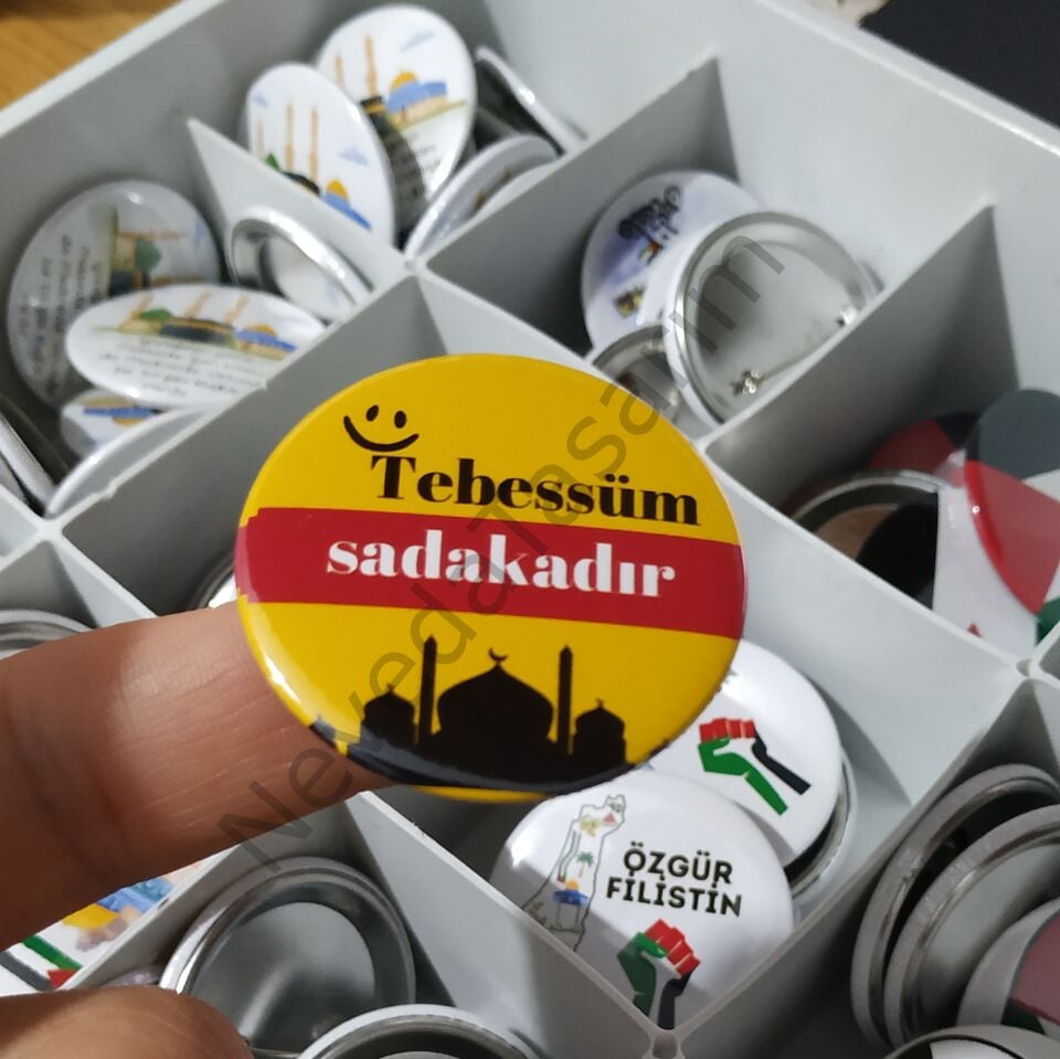 Tebessüm Sadakadır - Rozet