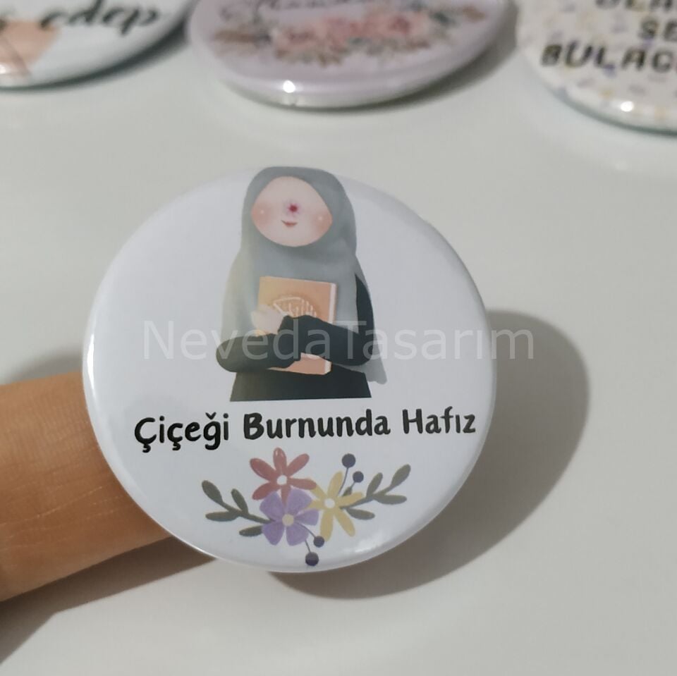 Çiçeği Burnunda Hafız - Rozet 44mm