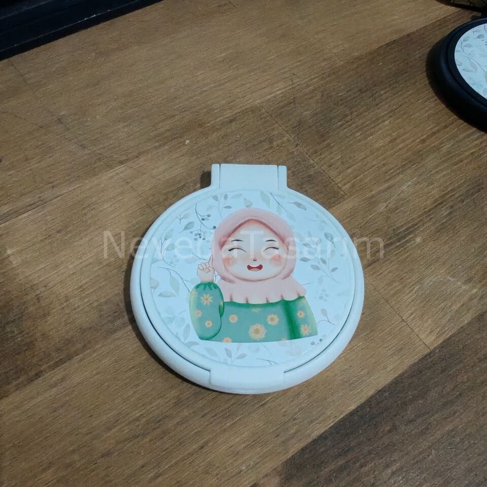 Sevimli Küçük Kız - Ayna