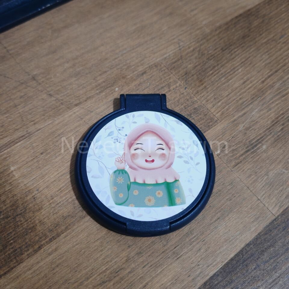 Sevimli Küçük Kız - Ayna